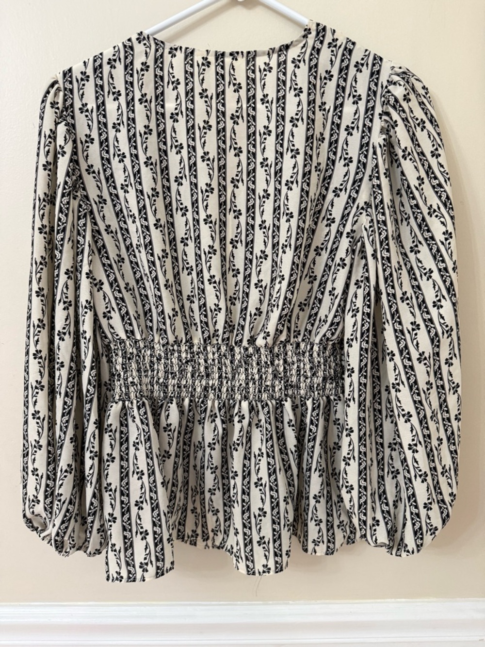 NWT Max Studio cream and black long sleeve v neck top blouse size small - Picture 2 of 9
